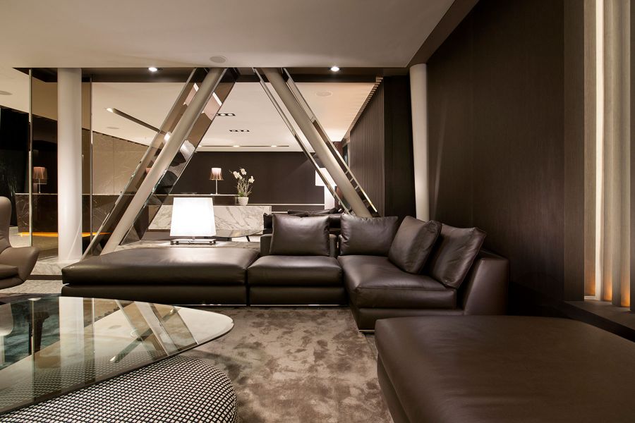 Lounge mit Ledercouch im Hotel Astoria