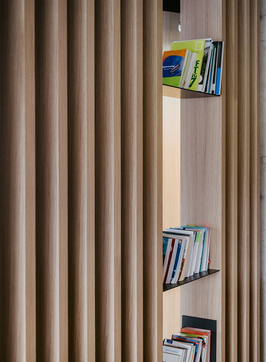 Bücherregal mit Holzlamellen